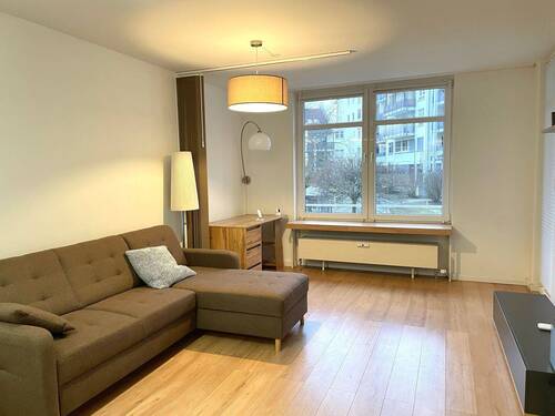Wohnzimmer mit Balkon - Etagenwohnung mit 56,70 m&sup2; in Berlin zum Kaufen