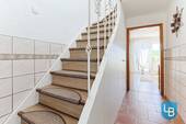 Flur mit Treppe - 