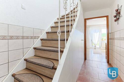Flur mit Treppe - 