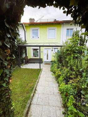 Vorderseite Haus - Reihenmittelhaus mit Garage - 770.000,00 EUR Kaufpreis, ca.  80,00 m² Wohnfläche