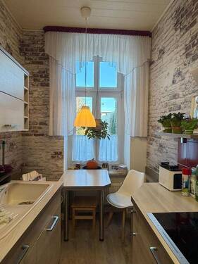 Kleine Küche mit Fenster - 