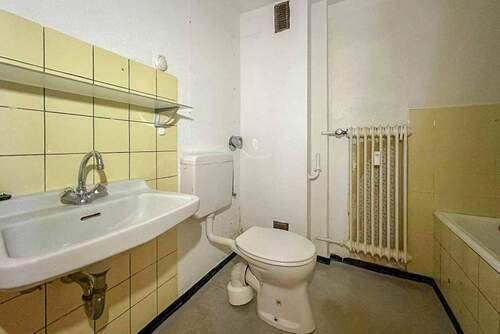 Badezimmer mit Duschwanne - 