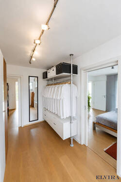 1. OG Ankleide mit Blick ins Schlafzimmer - 