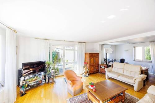 Wohnzimmer - 8 Zimmer Mehrfamilienhaus, Wohnhaus zum Kaufen in Gerlingen