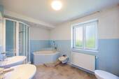 Badezimmer - Mehrfamilienhaus, Wohnhaus mit 185,90 m&sup2; in Gerlingen zum Kaufen