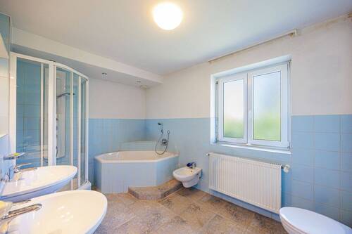 Badezimmer - Mehrfamilienhaus, Wohnhaus mit 185,90 m&sup2; in Gerlingen zum Kaufen
