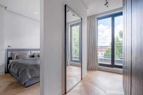 Ankleideberich mit Blick in Zimmer - 