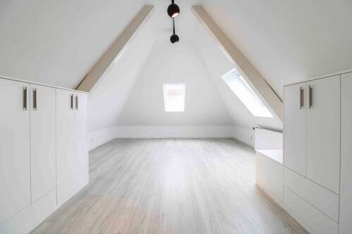 Schlafzimmer 3.OG (2) - 3 Zimmer Einfamilienhaus in Oberursel (Taunus)