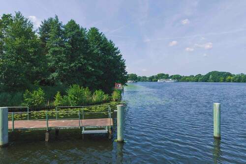 Öffentlicher Steg vom Wasser - Grundstück in Berlin