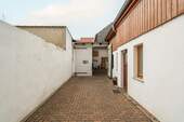 Hof mit 1. Anbau rechts und Garage mit 2. Anbau - 