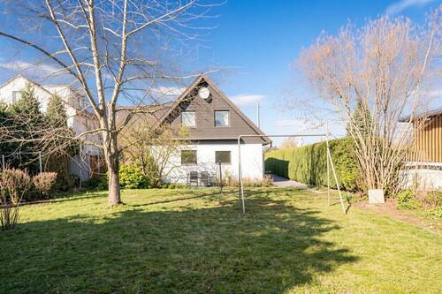 Hausansicht von Garten - Ein- bis Zweifamilienhaus in Maichingen - mit zusätzlichem Bebauungspotenzial