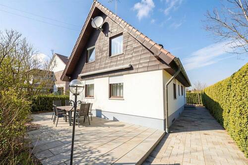 Hausansicht mit Terrasse - 6 Zimmer Mehrfamilienhaus, Wohnhaus zum Kaufen in Sindelfingen