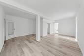 Wohnzimmer Blick auf Balkon & Küche Blick nach Osten - 4 Zimmer Etagenwohnung zum Kaufen in Frankfurt (Oder)