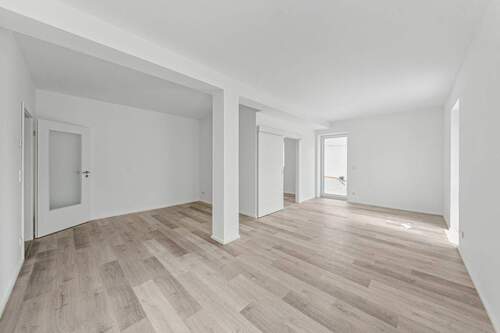 Wohnzimmer Blick auf Balkon & Küche Blick nach Osten - 4 Zimmer Etagenwohnung zum Kaufen in Frankfurt (Oder)