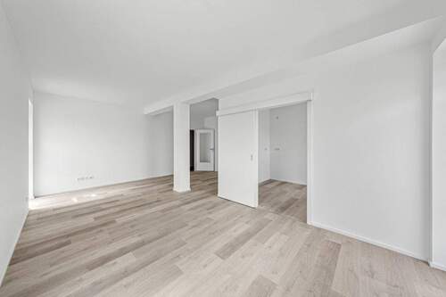Wohnzimmer Blick Richtung Küche und Flur - 4 Zimmer Etagenwohnung in Frankfurt (Oder)