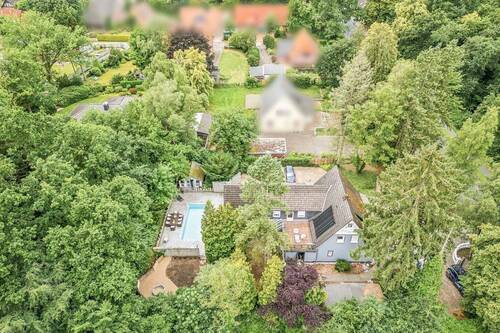 Grünes Grundstück mit Poollandschaft - 