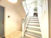 Treppenhaus - 9 Zimmer Mehrfamilienhaus, Wohnhaus zum Kaufen in Duisburg