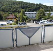 Verfügbar ab ca. 01.10.2025 Seniorengerechtes Wohnen, 3-Zimmer-Wohnung mit Aufzug, 2 Balkone, EBK, 2 PKW-Stellplätze direkt am Haus - Bad Brückenau