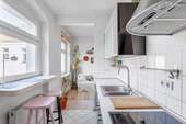Küche mit Blick ins Wohnzimmer - Etagenwohnung mit 54,40 m² in Berlin zum Kaufen