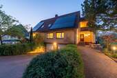 Wohnhaus mit Tiefgarage - 