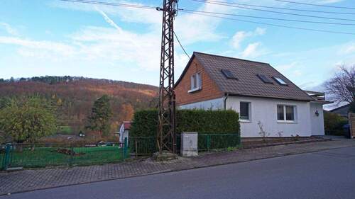 Grundstücksansicht von der Straße aus - Einfamilienhaus mit 191,80 m&sup2; in Ilmenau zum Kaufen
