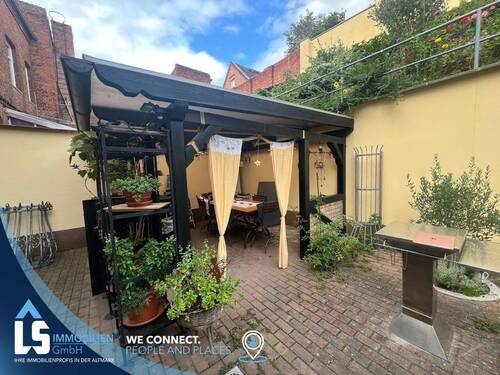 Überdachte Sitzgelegenheit im Innenhof - 6 Zimmer Mehrfamilienhaus, Wohnhaus in Havelberg