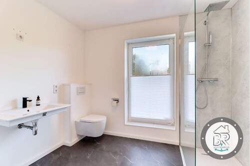 Modernes Badezimmer im Dachgeschoss - 