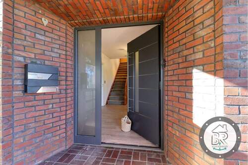 Hauseingang in Ihr Wohnglück - 9 Zimmer Mehrfamilienhaus, Wohnhaus in Mittelstenahe