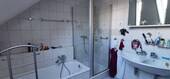 Bad mit Wanne und Dusche - 