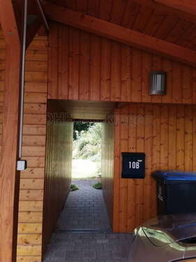 Zugang durch Carport - 