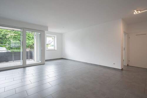 Wohnbereich mit Blick auf den Außenbereich - 