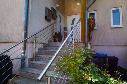 Treppenaufang - 8 Zimmer Mehrfamilienhaus, Wohnhaus in Zella-Mehlis OT Benshausen