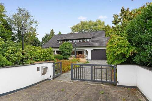 Zufahrt zum Haus - TOLLES HAUS IN TOLLER LAGE! - 1.450.000,00&nbsp;EUR Kaufpreis, ca.&nbsp; 303,30&nbsp;m&sup2;&nbsp;Wohnfl&auml;che