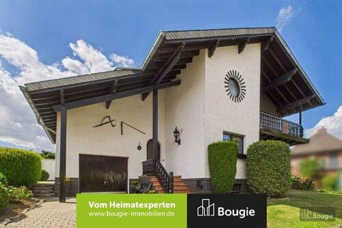 Straßenansicht - Stilvolles Einfamilienhaus mit modernem Komfort und klassischem Charme