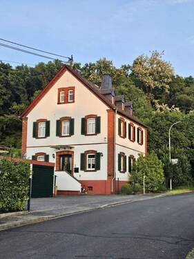 Ansicht Haus von Straße aus - Entspannt Leben im Grünen: Charmantes, bezugsfertiges Haus (EFH)