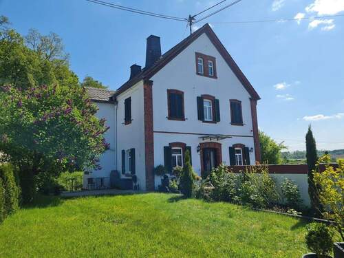 Ansicht Haus von Garten aus - 4 Zimmer Einfamilienhaus zum Kaufen in Dreikirchen