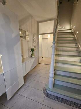 Eingangsbereich mit Treppe - 