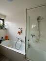 Badewanne u. Dusche - Zentrale 3-Zimmer-Erdgeschosswohnung