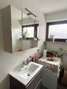 Waschbecken, Spiegelschrank u. Waschmaschine - 3 Zimmer Terrassenwohnung zur Miete in Neumarkt in der Oberpfalz