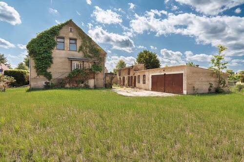 Giebelansicht mit Garage - 6 Zimmer Einfamilienhaus in Rathenow