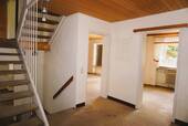 Eingangsbereich u. Treppenhaus - 8 Zimmer Reihenmittelhaus zum Kaufen in Nürnberg