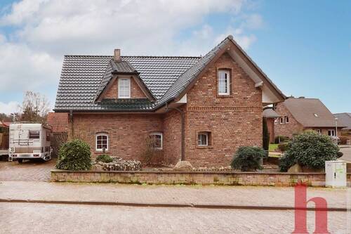 Außenansicht - Freistehendes Wohnhaus mit Doppelgarage in Steinfeld