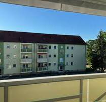 Frisch renovierte 3-Raumwohnung mit Balkon im 1. OG mit zusätzlich Flur, Zimmer und Gäste-WC im DG - Strehla