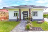 Hauseingangsbereich - Neuwertiger EFH-Bungalow in Zehdenick: Bj.2018, 3 Zi.,Bad, Fußb.hzg, Kaminofen, Garage, 925 m² Grdst