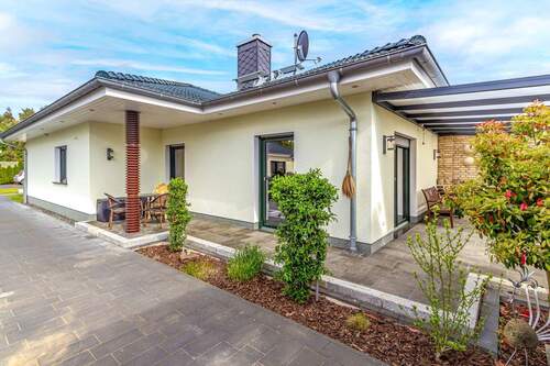 Seitenansicht mit 2 überdachten Terrassen - 3 Zimmer Einfamilienhaus zum Kaufen in Zehdenick