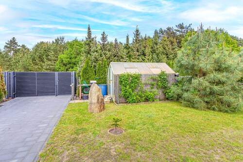 Grundstückseinfahrt und kleines Gewächshaus - 3 Zimmer Einfamilienhaus in Zehdenick
