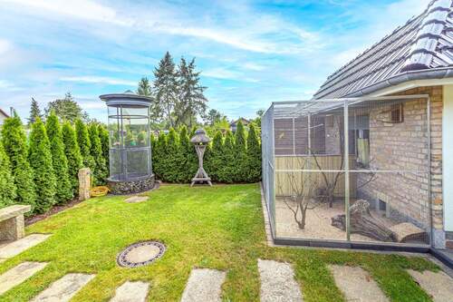 Gartenblick von der Süd-Terrasse zur Vogelvoliere - 