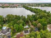 Drohnenansicht mit Blick auf Neuruppin - Seegrundstück mit Bootsanleger und Einfamilienhaus - Ihr Kleinod in Neuruppins exklusivster Lage