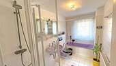 OG Badezimmer mit Dusche und Wanne - 