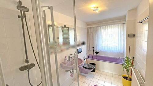 OG Badezimmer mit Dusche und Wanne - 